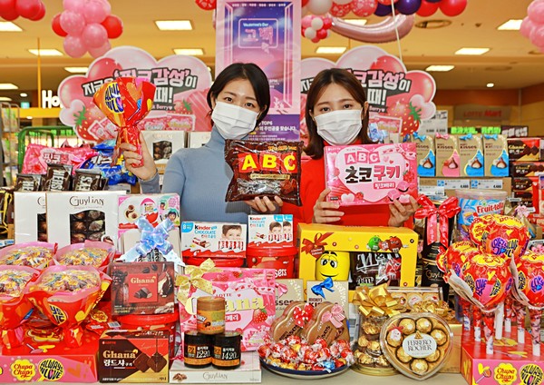 서울시 중구 봉래동에 위치한 롯데마트 서울역점에서 모델들이 '발렌타인데이 초콜릿&캔디' 행사를 홍보하고 있는 모습(제공=롯데쇼핑)