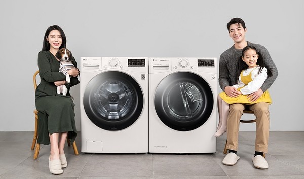 지난 3일 LG전자가 출시한 트폼 세탁기 및 건조기 신제품. 이 제품은 반려동물 알레르기를 유발하는 대표적 원인 물질인 알레르겐을 제거하는 등 펫 케어 기능으로 차별화를 꾀했다. (사진=LG전자)