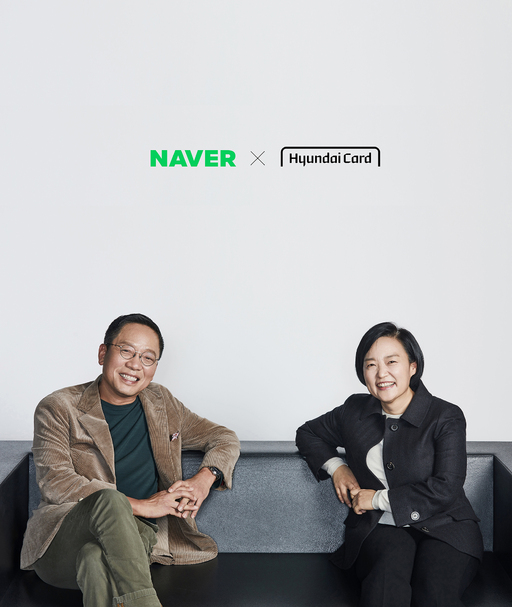 ▲정태영 현대카드 부회장(왼쪽)과 한성숙 네이버 대표가 지난 1일 '네이버 전용 신용카드(PLCC)상품 마케팅 관련 파트너십 계약을 체결한 뒤 기념촬영을 하고 있다/출처=현대카드