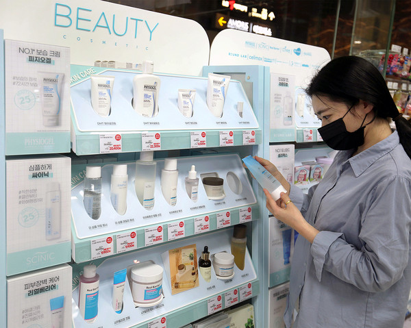 ▲ GS25가 운영하고 있는 편의점 내 뷰티전용매대 이용 모습 (사진제공=GS리테일) 