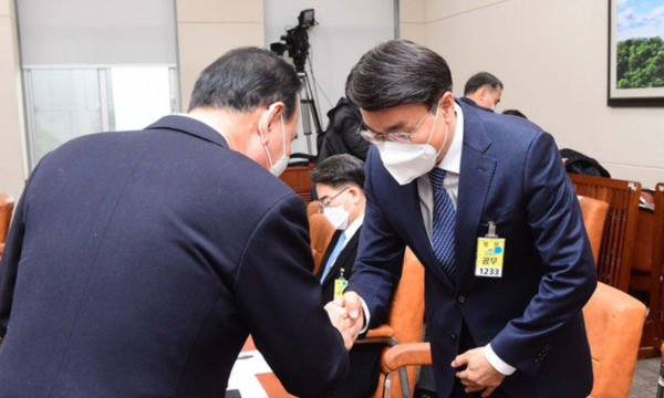 박덕흠 무소속 의원과 최정우 포스코 회장이 지난달 22일 서울 여의도 국회에서 열린 환경노동위원회 산업재해관련 청문회에 앞서 악수하고 있다. (공동취재사진)