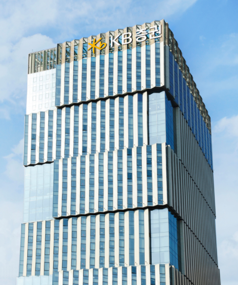 KB증권은 고객중심의 비대면 서비스 역량 강화와 전사 디지털 혁신을 가속화하기 위해 오는 18일까지 Digital 및 IT관련 경력직 전문인력의 채용을 추진한다고 5일 밝혔다(뉴시스 제공)