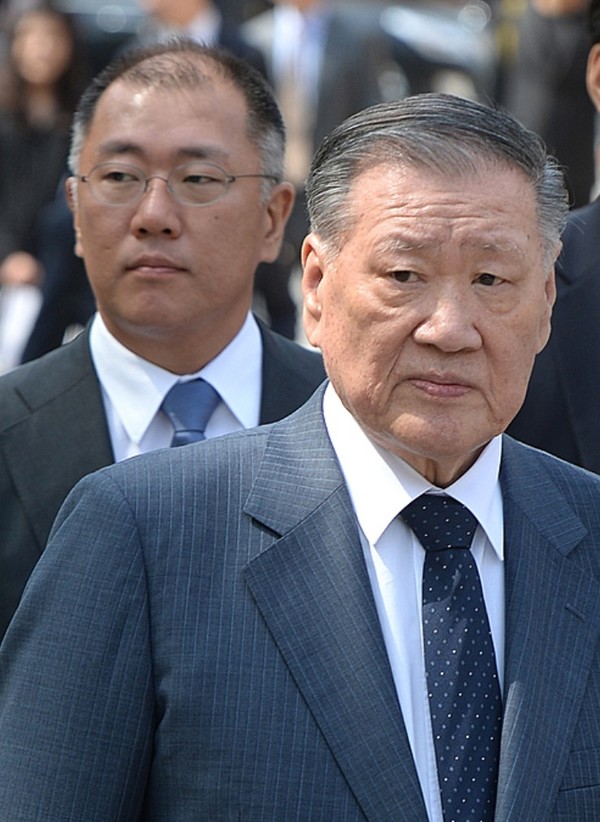 (왼쪽)정의선 현대차그룹 회장 (오른쪽) 정몽구 현대차그룹 명예회장 (사진제공=뉴시스)