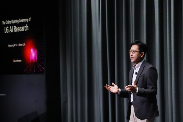지난해 12월 LG AI연구원은 출범식에서 배경훈 원장이 향후 계획을 발표하는 모습 (사진=LG전자)