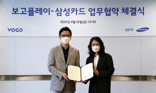 삼성카드는 지난 16일 보고플레이와 서울시 중구에 위치한 삼성본관빌딩에서 전략적 업무제휴 협약을 체결했다고 밝혔다. 삼성카드 고상경 상무(오른쪽), 보고플레이 류승태 대표가 기념사진을 촬영하고 있다. (사진제공=삼성카드)