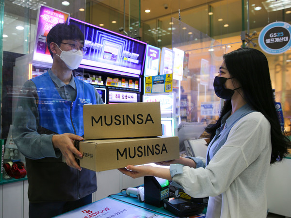 모델들이 GS25에서 무신사 박스를 전달하고 있다. (사진=GS리테일)