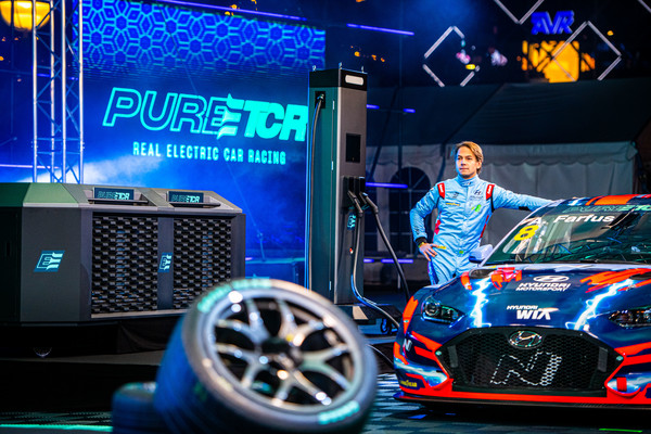    수소연료전지 발전기와 현대 벨로스터 N ETCR, 드라이버 아우구스토 파푸스(Augusto Farfus)의 모습사진제공=현대자동차