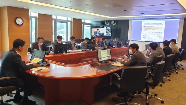 여름철을 앞두고 전력수급 점검 화상회의를 개최하고 있는 최용범 기술안전본부 부사장(왼쪽 첫 번째) (사진제공=한국서부발전)