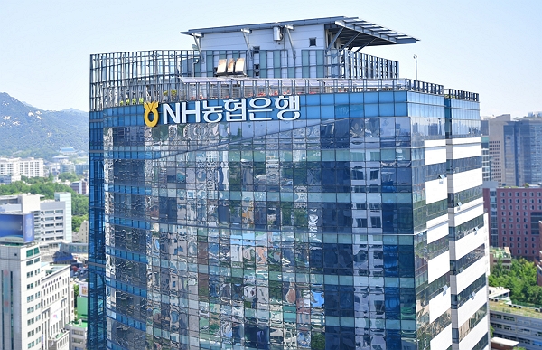 NH농협 임직원들이 안산시지부와 함께 대부동 소재 농가에서 포도 봉지 씌우기 작업 등을 실시했다. (사진제공=NH농협은행)