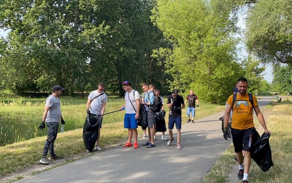 SK아이이테크놀로지 폴란드 법인 직원들이 최근 폴란드 실롱스크주 동브로바구르니차시에서 폐플라스틱을 줍는 ‘산해진미’ 플로깅 봉사활동을 실시했다.(SK이노베이션 제공)