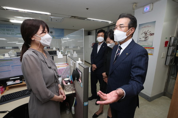 이성희 농협중앙회장(오른쪽)이 16일 서울 용산구 소재 농협 고객행복센터를 방문하여 추석 연휴 고객상담전화 응대를 위해 비상근무에 임하는 직원들을 격려하고 있다.(농협중앙회 제공)