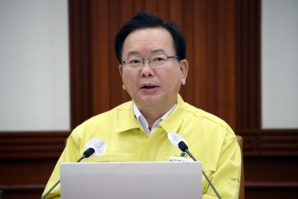 김부겸 국무총리가 1일 오전 정부서울청사에서 열린 코로나19 대응 중앙재난안전대책본부 회의를 주재하고 있다. 