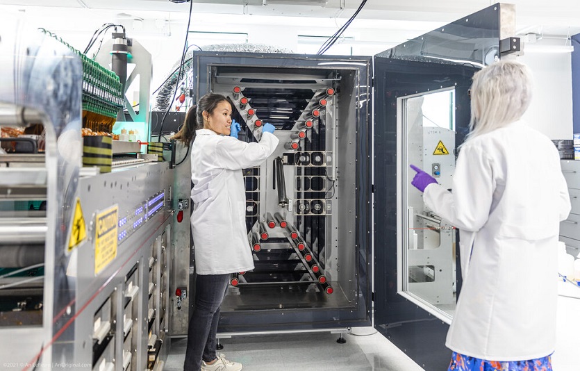 Catalog Technologies社의 연구원의 연구 모습 (한화임팩트 제공)