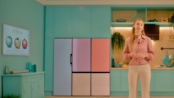 삼성전자 유럽총괄 직원이 12일(영국 현지시간) 온라인으로 진행된 버추얼 프레스콘퍼런스 ‘Life Unstoppable(멈추지 않는 일상) 2021’에서 비스포크 가전과 라이프스타일 TV '더 프레임'을 소개하고 있다. (삼성전자 제공)