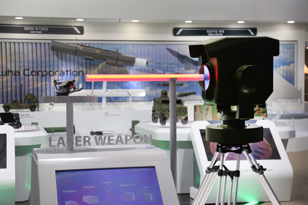 (주)한화의 소형레이저무기체계(HELLCAT) 이미지. ((주)한화 제공)