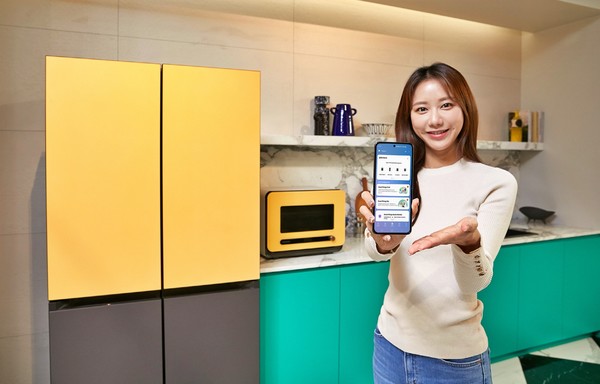 삼성전자 모델이 삼성 디지털프라자 강남본점에서 가전 제품의 고장 여부를 인공지능(AI)으로 진단하고, 사용자가 스스로 조치·관리할 수 있도록 도와주는 2021년형 '홈케어 매니저' 앱 서비스를 소개하고 있다. (삼성전자 제공)