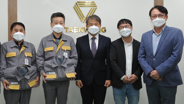 태광그룹 섬유·석유화학 계열사 태광산업·대한화섬이 플라스틱으로 고통받고 있는 울산바다를 살리기 위해 해양 플라스틱 자원순환 사업을 진행하고 있다. 지난달 29일 태광산업 울산공장 대회의실에서 열린 임직원 대상 친환경 작업복 지급행사에서 박재용 태광산업 섬유사업본부 대표이사(사진 오른쪽)를 비롯한 참석자들이 기념 촬영하고 있다. (태광산업 제공)