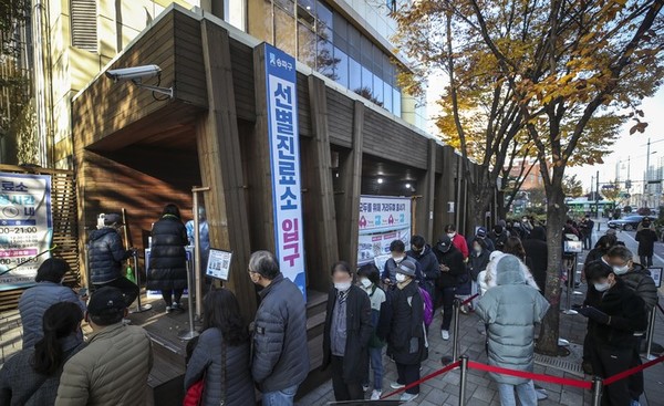 0시 기준 국내 코로나19 신규확진자가 3187명으로 집계된 17일 오전 서울 송파구보건소에 설치된 코로나19 선별진료소를 찾은 시민들이 검사를 받기 위해 줄 서 있다.(뉴시스 제공)