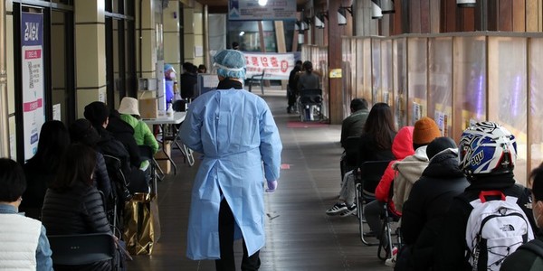 코로나19 신규 확진자가 3,292명이 발생해 코로나19 사태 발생 이후 역대 최다치를 기록한 18일 오전 서울 송파구보건소에 설치된 코로나19 선별진료소를 찾은 시민들이 검사를 받기 위해 대기하고 있다. (뉴시스 제공)