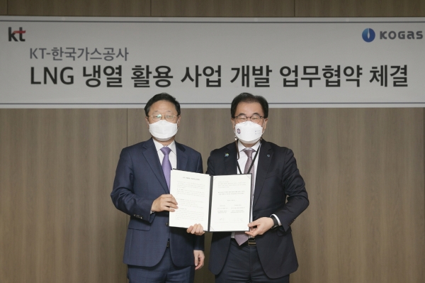 KT 신수정 Enterprise부문장과 한국가스공사 이승 부사장이 LNG 냉열을 활용한 IDC 냉방 솔루션 공동개발을 위한 업무협약 MOU 체결한 후 기념 촬영을 하고 있다. 