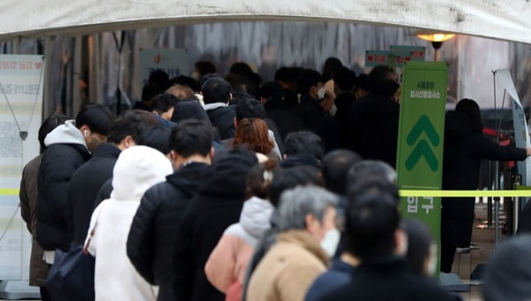24일 오후 서울 중구 서울광장 임시선별검사소에서 코로나19 검사를 받으려는 시민들이 길게 줄 서 있다. 이날 코로나19 신규 확진자수는 4000명을 돌파, 역대 최대 규모를 기록했다.(뉴시스 제공)