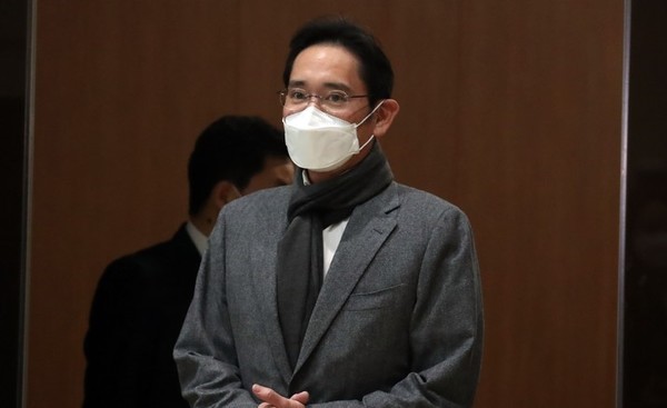 이재용 삼성전자 부회장이 미국 출장 일정을 마치고 24일 오후 서울 강서구 서울김포비즈니스항공센터를 통해 귀국하고 있다.(뉴시스 제공)