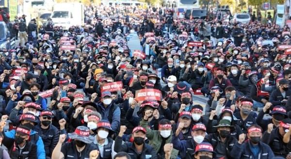 민주노총 공공운수노조 화물연대본부가 29일 오후 세종시 정부세종청사 국토교통부 앞에서 '총파업 결의대회'를 열고 '안전운임 일몰제 폐지'와 '안전운임 전차종전품목 확대' 등을 촉구하고 있다.(뉴시스 제공)