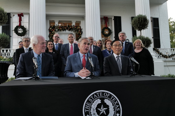 삼성전자 시스템 반도체 파운드리 생산 라인 신규 건설 부지를 발표하는 기자회견에 참석한 존 코닌 상원의원, 그랙 애벗 텍사스 주지사, 김기남 삼성전자 부회장 (이상 왼쪽부터)