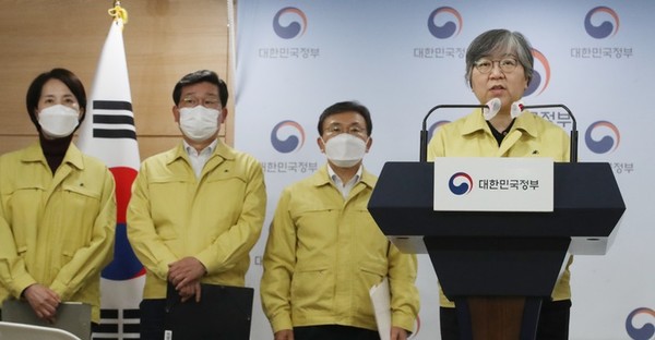 정은경 질병관리청장이 29일 서울 종로구 정부서울청사에서 코로나19 대응 특별방역점검회의 관련 합동브리핑을 하고 있다. 유은혜 사회부총리 겸 교육부 장관, 전해철 중앙재난안전대책본부(중대본) 2차장 겸 행정안전부 장관, 권덕철 중앙재난안전대책본부(중대본) 1차장(보건복지부 장관) (이상 왼쪽부터) (뉴시스 제공)