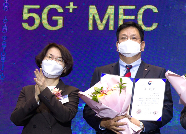LG유플러스의 ‘U+5G 스마트항만’이 1일 서울 강남구 코엑스에서 열린 ‘MEC 기반 5G+ 성과공유회’ 시상식에서 장관 표창을 수상했다. 임혜숙 과학기술정보통신부 장관이 서재용 LG유플러스 스마트팩토리사업담당(상무)에게 표창장을 수여했다. (이상 왼쪽부터)