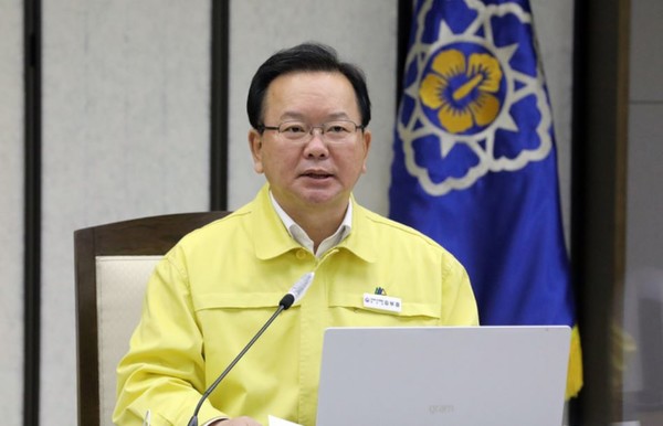 김부겸 국무총리(중앙재난안전대책본부장)가 17일 오전 정부세종청사에서 열린 코로나19 중대본 회의에서 발언하고 있다. 김 총리는 돌파감염을 막기 위한 코로나19 백신 추가접종(부스터샷) 간격을 60대 이상, 요양병원 환자의 경우 6개월에서 4개월로, 50대는 5개월로 각각 줄이기로 했다고 밝혔다.(뉴시스 제공)