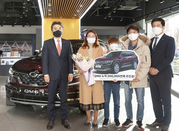 르노삼성자동차가 지난 1일 성남시 분당오리지점에서 ‘QM6 20만 번째 출고 고객 기념식’을 열고 분당 거주 김수경 고객에게 20만㎞ 보증 연장 교환권’을 선물했다. 