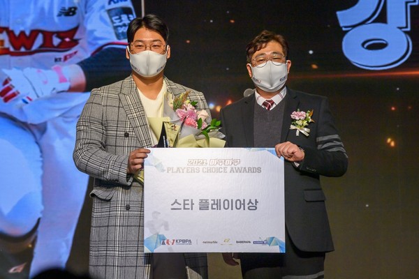 지난 1일 서울 메이필드 호텔에서 열린 ‘2021 마구마구 플레이어스 초이스 어워즈’에서 스타플레이어 부문을 수상한 KT 강백호 선수와 넷마블 한지훈 사업그룹장이 기념사진을 찍고 있다. (이상 왼쪽부터)