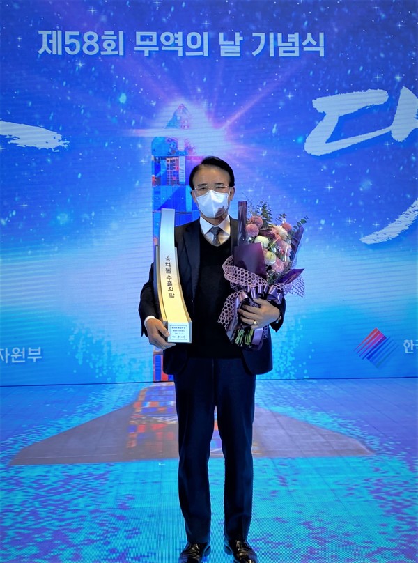 대한조선 오재희 기감이 6일 열린 제58회 무역의 날 기념식에서 수출 6억불탑을 수상한 후 기념촬영을 하고 있다. (대한조선 제공)