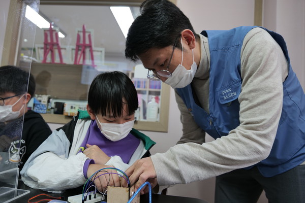 포스코건설 인천 지역아동센터 코딩교실 (포스코건설 제공)