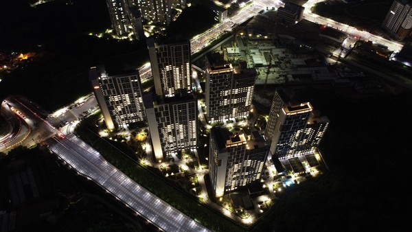 디홈 플랫폼으로 공동주택 시운전을 진행하고 있는 모습. 각 세대의 조명, 냉난방 등을 원격으로 제어할 수 있다. (DL이앤씨 제공)