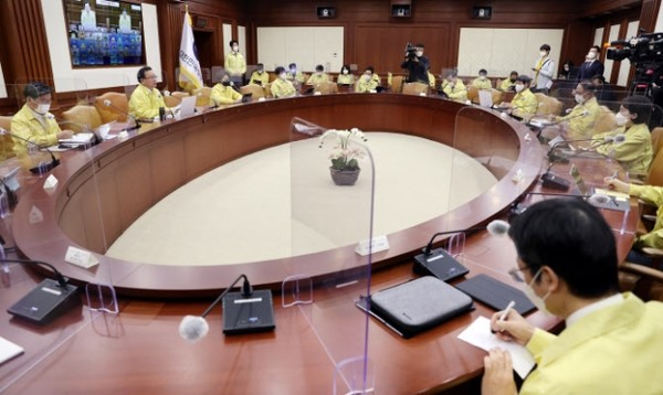 김부겸 국무총리(왼쪽 두번째)가 16일 오전 정부서울청사에서 코로나19 대응 중앙재난안전대책본부 회의를 주재하고 있다.