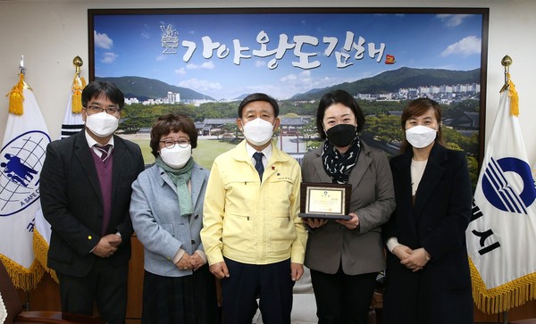 지난 16일 이주현 갑을장유병원 이사(왼쪽에서 4번째) 및 허성곤 김해시장(3번째) 등 관계자들이 참석한 가운데 김해시청 시장실에서 열린 감사패 수여식에서 갑을장유병원은 다양한 지역사회 의료지원 활동 및 후원으로 시민보건 증진과 지역사회 발전에 기여한 공로를 인정받아 감사패를 받았다. 참석자들이 수여식 후 기념촬영을 하고 있다.