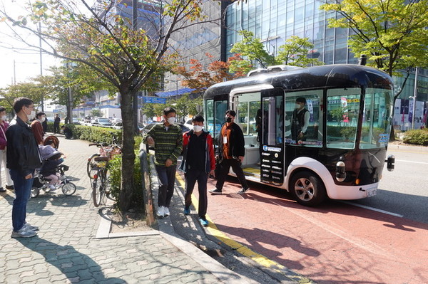 판교 테크노밸리 무인셔틀 승하차 모습 (뉴시스 제공)