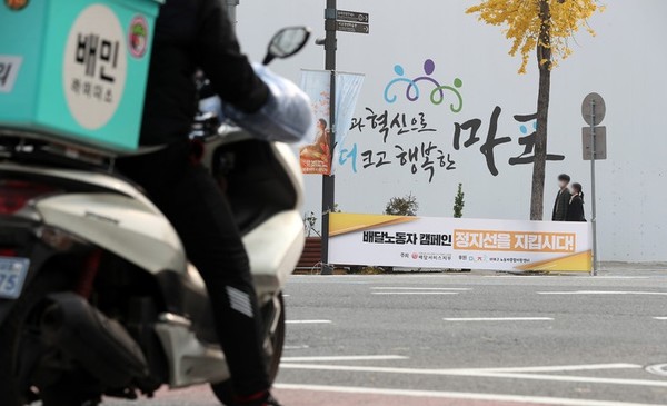 지난달 19일 오전 서울 마포구 홍대입구 사거리에서 오토바이가 정지선을 지키며 정차해 있다. (뉴시스 제공)