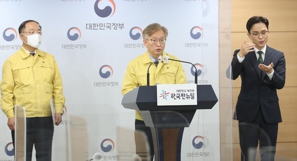 권칠승 중소벤처기업부 장관이 17일 오전 서울 종로구 정부서울청사에서 방역강화 조치 시행에 따른 소상공인·자영업자 지원방안에 대한 브리핑을 하고 있다. (뉴시스 제공)