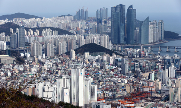 황령산 전망대에서 바라본 수영 해운대 일대 전경. 