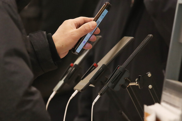  QR코드 출입 체크를 하고 있는 시민.