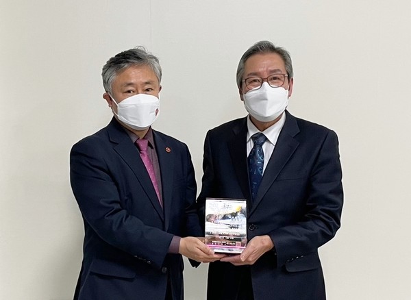 제주항공은 제주 4∙3의 완전한 해결 등에 기여한 공로 등을 인정받아 제주특별자치도로부터 감사패를 받았다. (제주항공 제공)