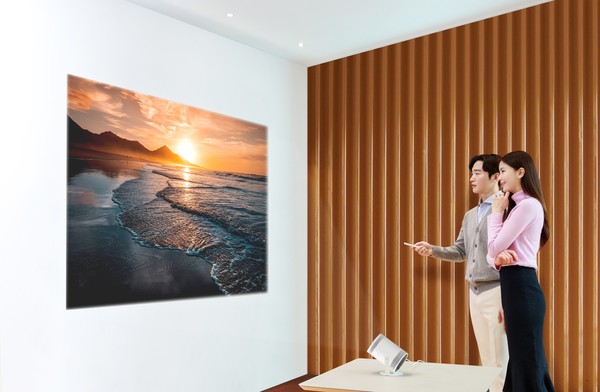 삼성전자 모델들이 삼성 디지털프라자 강남본점에서 '더  프리스타일'의 다양한 기능을 소개하고 있다.(삼성전자 제공)