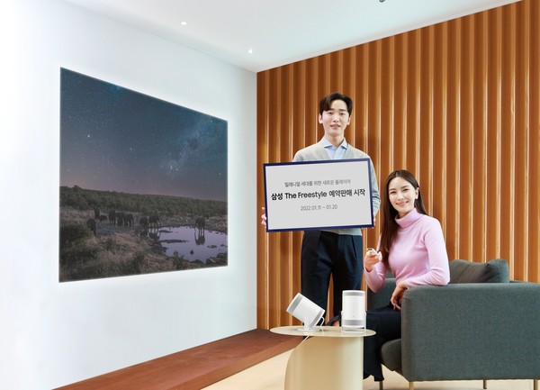 삼성전자 모델들이 삼성 디지털프라자 강남본점에서 '더  프리스타일'의 다양한 기능을 소개하고 있다.(삼성전자 제공)