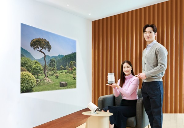 삼성전자 모델들이 삼성 디지털프라자 강남본점에서 '더  프리스타일'의 다양한 기능을 소개하고 있다.(삼성전자 제공)