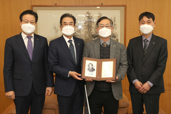 농협중앙회 이성희 회장(왼쪽 두번째)이 10일 서울시 중구 농협중앙회 본관에서 농업인 주거복지 안정 등에 기여한 주택도시보증공사 권형택 사장(세번째)에게 감사패를 전달한 후 기념 촬영을 하고 있다.(농협중앙회 제공)