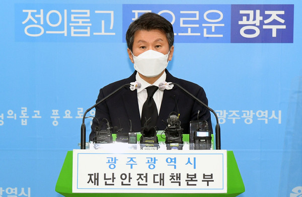 정몽규 HDC그룹 회장이 17일 그룹 용산 사옥에서 대국민 사과 및 입장 표명을 통해 회장직에서 물러나겠다고 발표했다. 사진은 지난 10일 광주시청 5층 브리핑룸에서 입장문을 통해 사과의 뜻을 표명하고 있는 정몽규 회장.  (광주광역시 제공)