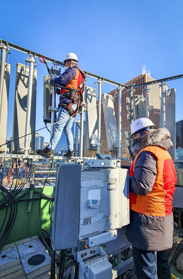 SK텔레콤 직원들이 설 연휴 이동통신 트래픽 증가에 대비해 서울역 인근 기지국 장비를 점검하는 모습 (SK텔레콤 제공)